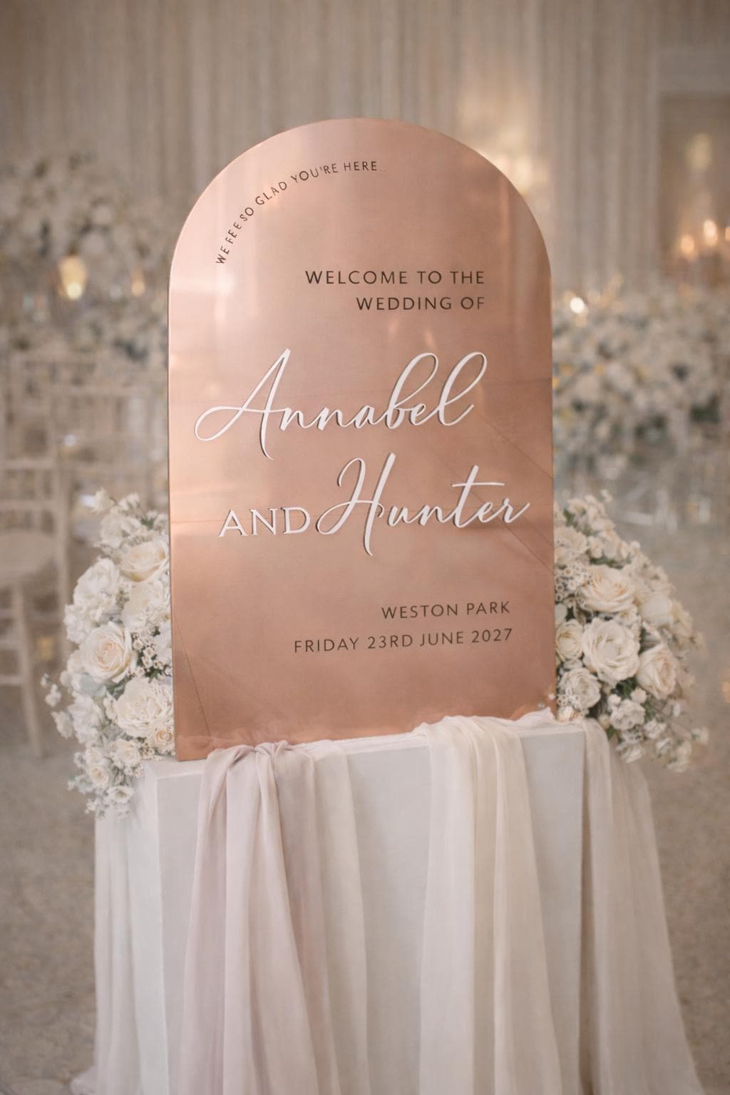 a wedding sign with the names Annabel and Hunter, welcoming guests to the wedding of the couple.
